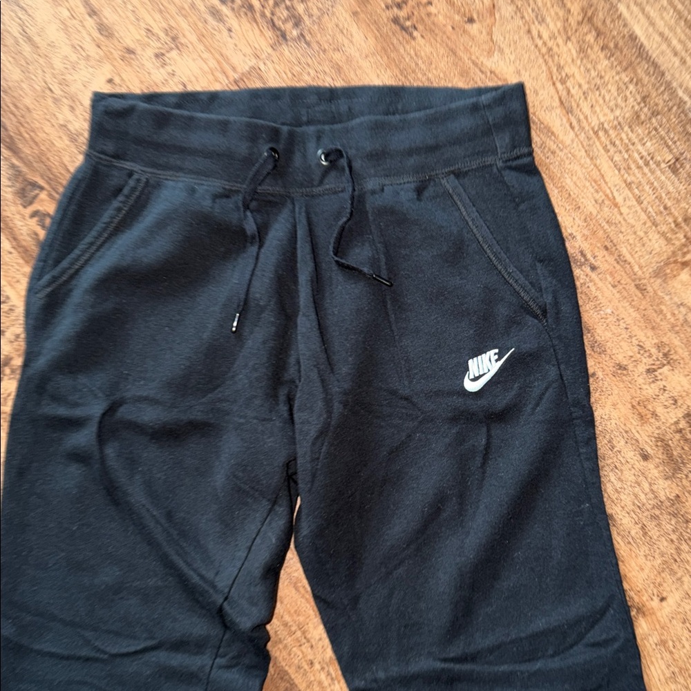 Nike women’s black joggers wide/straight leg - Picture 3 of 3